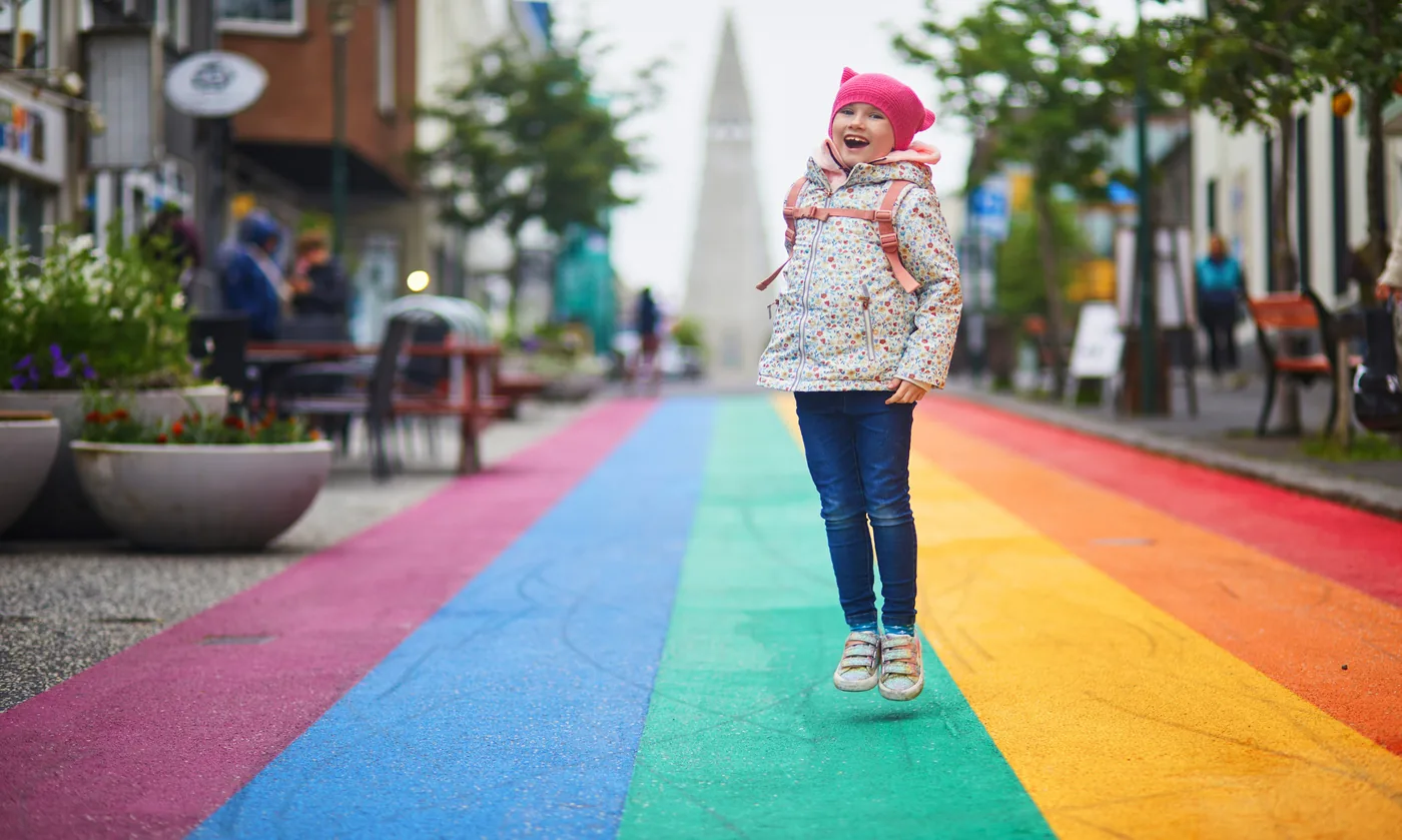 Stúlka á regnbogagötunni í Reykjavík